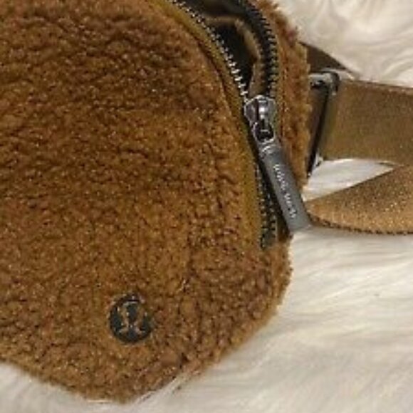 LULU🍋 Everywhere Fleece Belt Bag in Burnt Camel - Picture 2 of 5